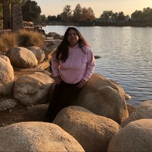 Meet your Posher, Adela